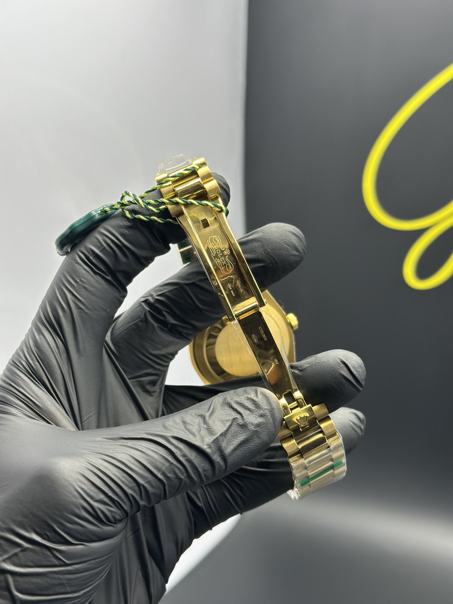 Rolex Daydate 40mm Gold Presidential Bracelet Green Dual Shade Roman Dial – men’s watch